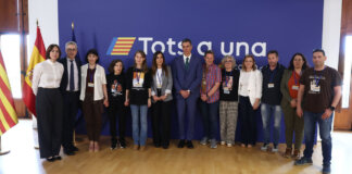 El presidente del Gobierno, Pedro Sánchez, junto a los representantes de las asociaciones de víctimas de la DANA