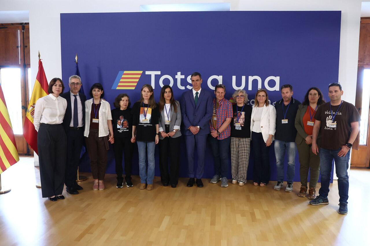 El presidente del Gobierno, Pedro Sánchez, junto a los representantes de las asociaciones de víctimas de la DANA