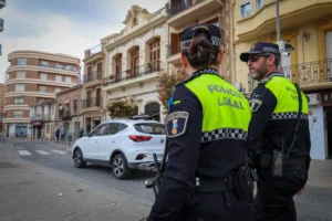 Dos agentes de la policía local patrullando en Torrent