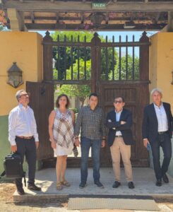 Grupo de personas frente a la entrada de Villa Amparo en Rocafort