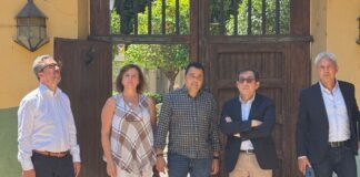 Grupo de personas frente a la entrada de Villa Amparo en Rocafort