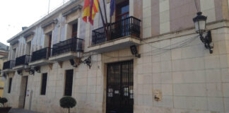 Fachada del Ayuntamiento de Silla con banderas ondeando