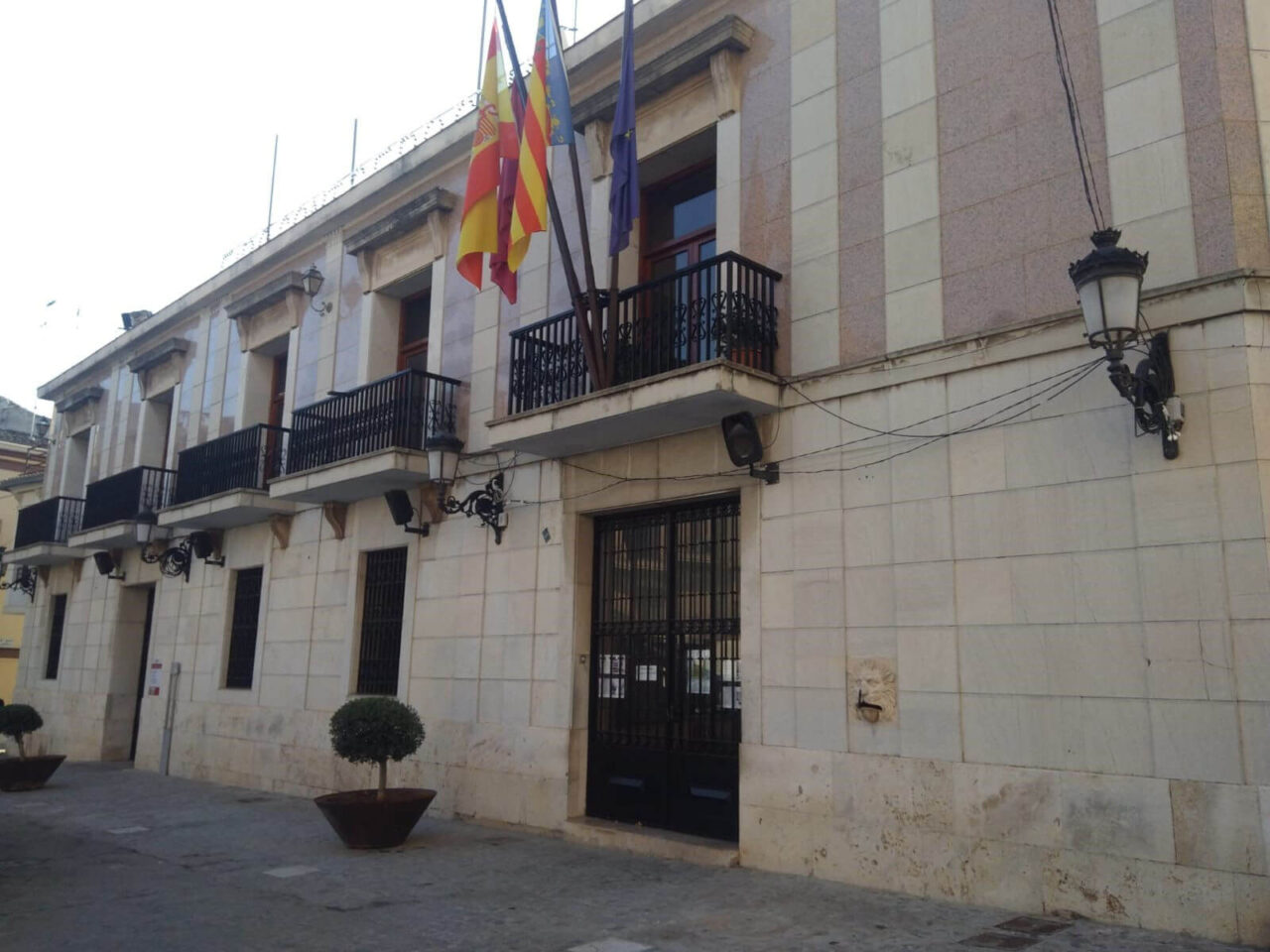 Fachada del Ayuntamiento de Silla con banderas ondeando
