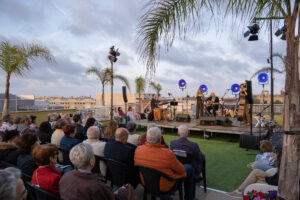 Concierto en el festival Alborajazz con músicos en el escenario