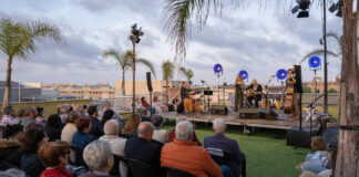 Concierto en el festival Alborajazz con músicos en el escenario