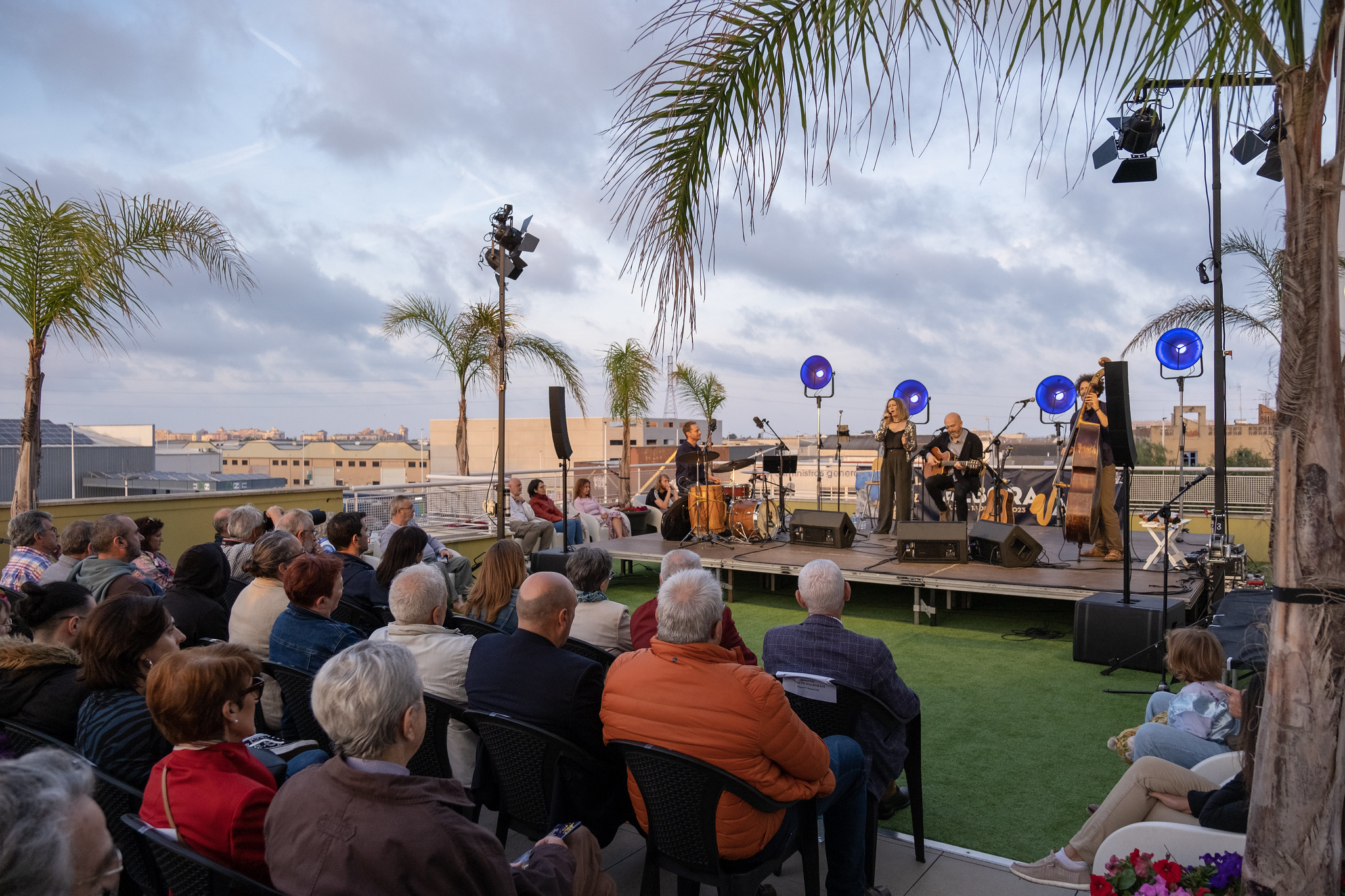 Concierto en el festival Alborajazz con músicos en el escenario