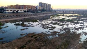 Vista del llit nou del riu Túria amb edificis al fons