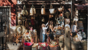 Tienda tradicional en Valencia con productos artesanales y compradores.
