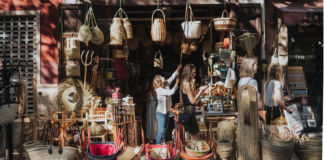 Tienda tradicional en Valencia con productos artesanales y compradores.