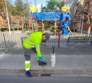 Técnico aplicando tratamiento de control de plagas en Manises