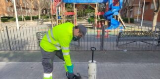 Técnico aplicando tratamiento de control de plagas en Manises
