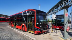 Autobús eléctrico de la EMT recargando en la cotxera de València