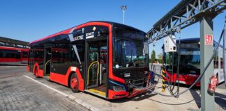 Autobús eléctrico de la EMT recargando en la cotxera de València