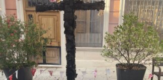cruz de mayo incendiada en Picassent