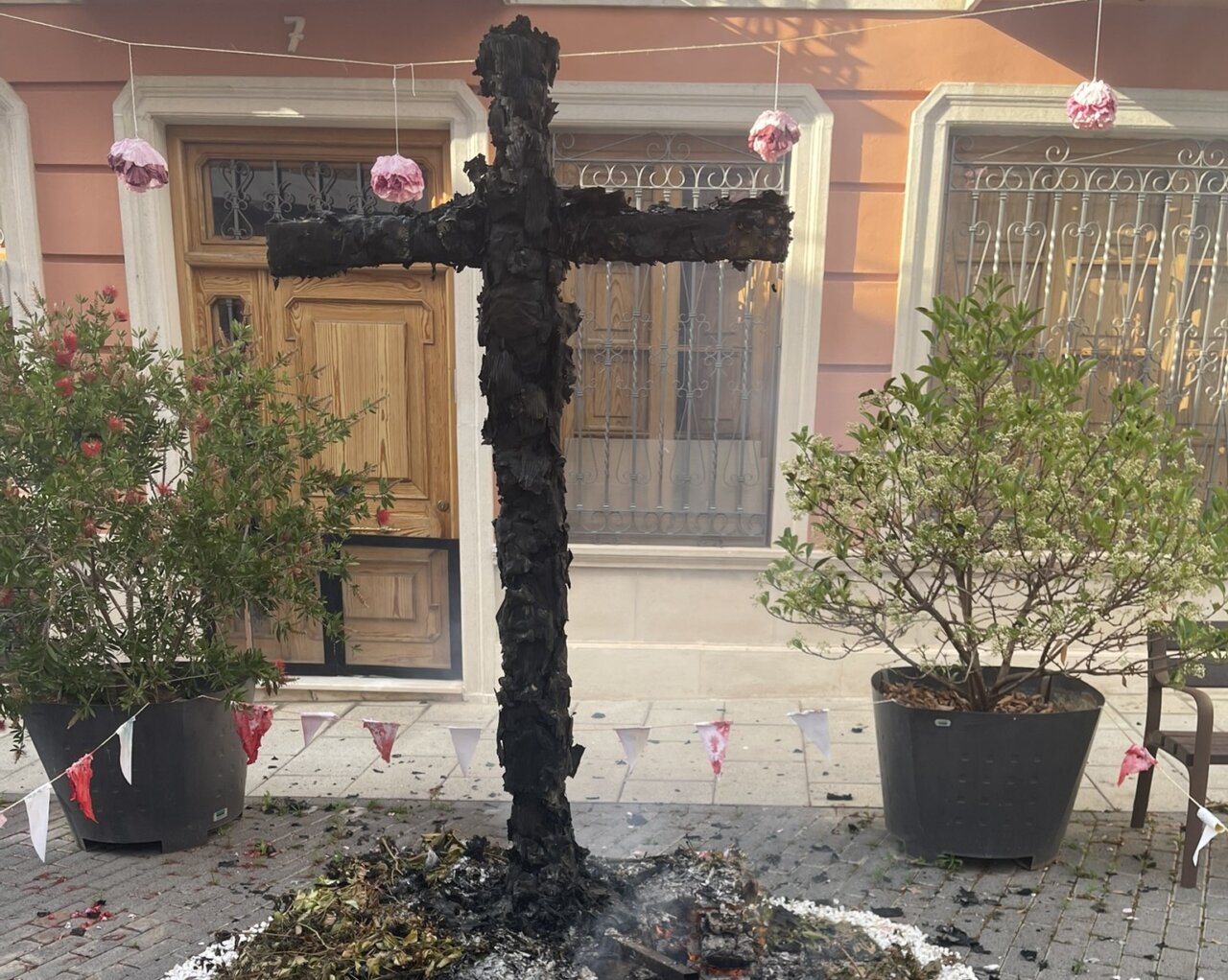 cruz de mayo incendiada en Picassent