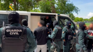Agentes de la Guardia Civil deteniendo a sospechosos en Alfafar