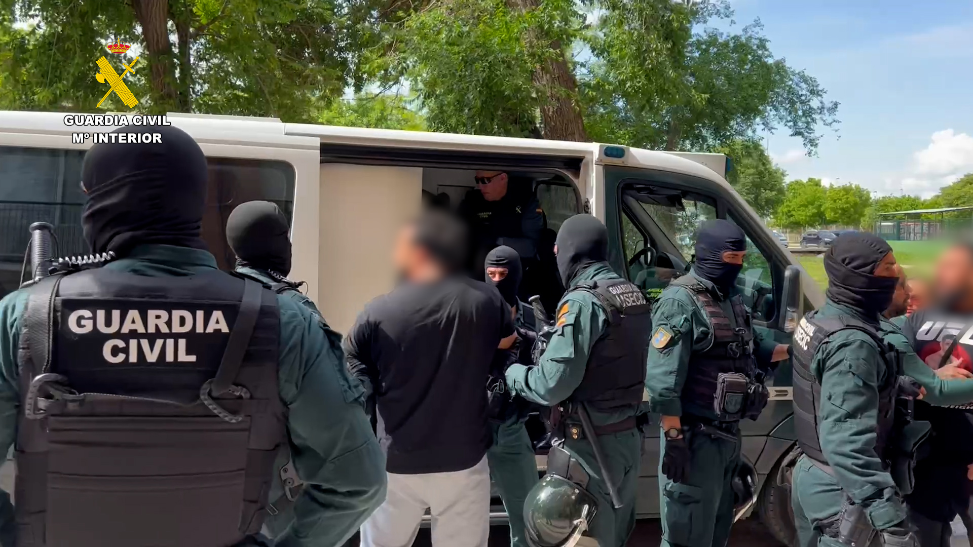 Agentes de la Guardia Civil deteniendo a sospechosos en Alfafar