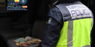 Agente de la Policía Nacional con dinero en efectivo tras una detención
