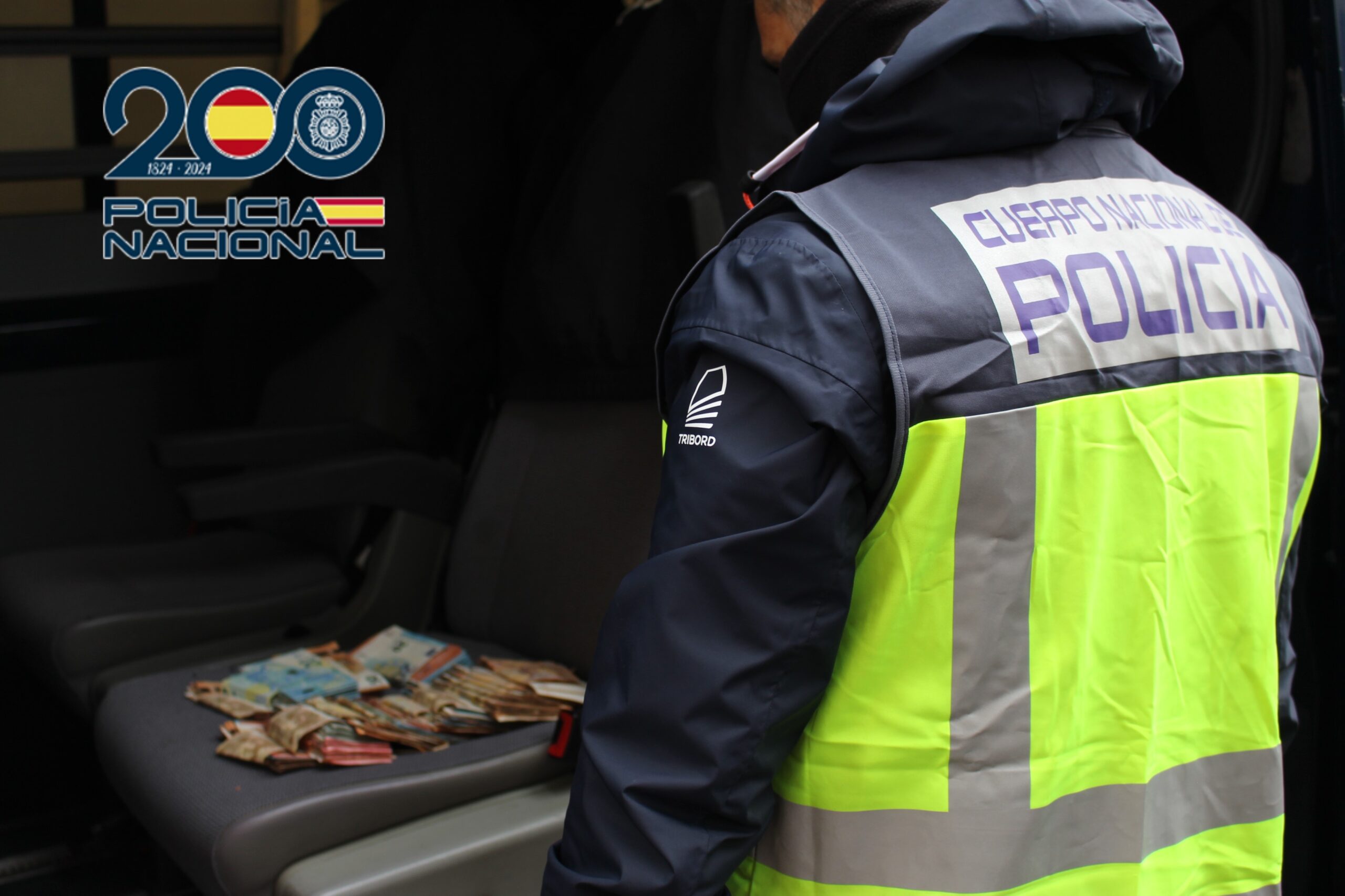 Agente de la Policía Nacional con dinero en efectivo tras una detención