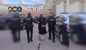 Agentes de la Policía Nacional deteniendo a una mujer en Valencia