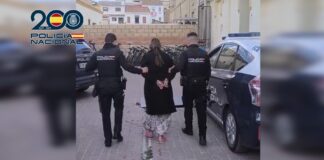 Agentes de la Policía Nacional deteniendo a una mujer en Valencia
