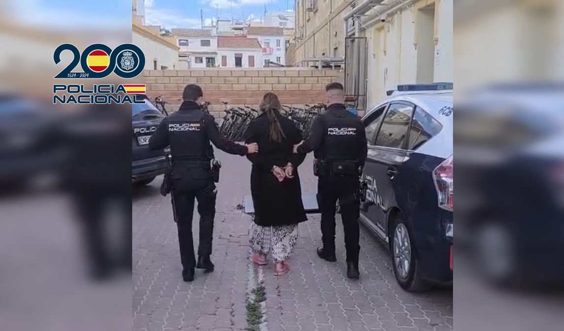 Agentes de la Policía Nacional deteniendo a una mujer en Valencia