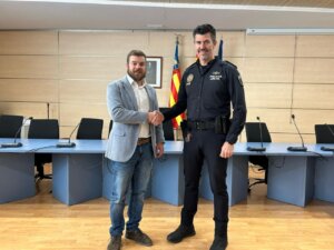 el-alcalde-de-la-pobla-de-farnals-enric-palanca-da-la-bienvenida-al-nuevo-inspector-jefe-david-sancho