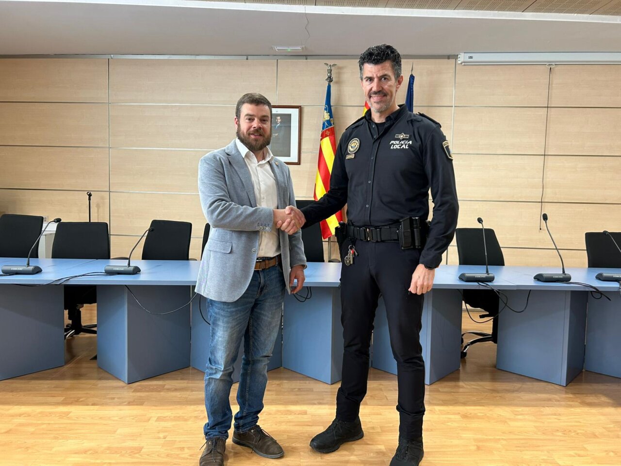 el-alcalde-de-la-pobla-de-farnals-enric-palanca-da-la-bienvenida-al-nuevo-inspector-jefe-david-sancho