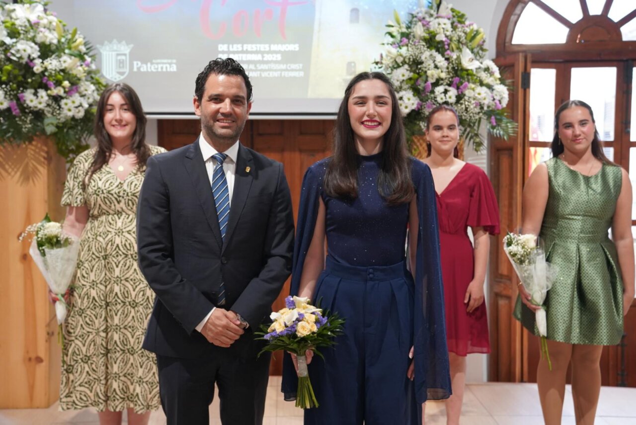el-alcalde-de-paterna-con-la-nueva-reina-de-las-fiestas-2025-claudia-alacreu-gonzalez