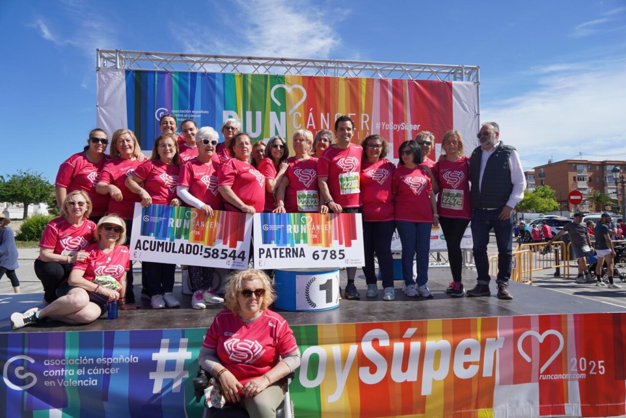 el-alcalde-sagredo-el-teniente-alcalde-de-deportes-jose-manuel-mora-junto-a-la-presidenta-y-representantes-de-la-junta-local-del-cancer-de-paterna