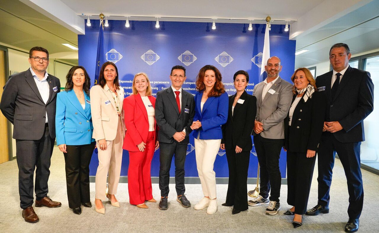 vicepresidenta Natàlia Enguix i el diputat d'Innovació i Fons Europeus, Juan Ramón Adsuara, es reunixen amb la presidenta del Comité de les Regions, Kata Tutto