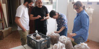 expertos-de-la-universidad-de-granada-y-arqueologos-junto-a-la-concejala-de-patrimonio-en-el-proceso-de-retirada-de-muestras-para-analizar-quart-de-poblet