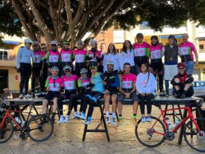 Grupo de ciclistas posando en Foios para la maratón de ELA
