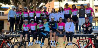 Grupo de ciclistas posando en Foios para la maratón de ELA