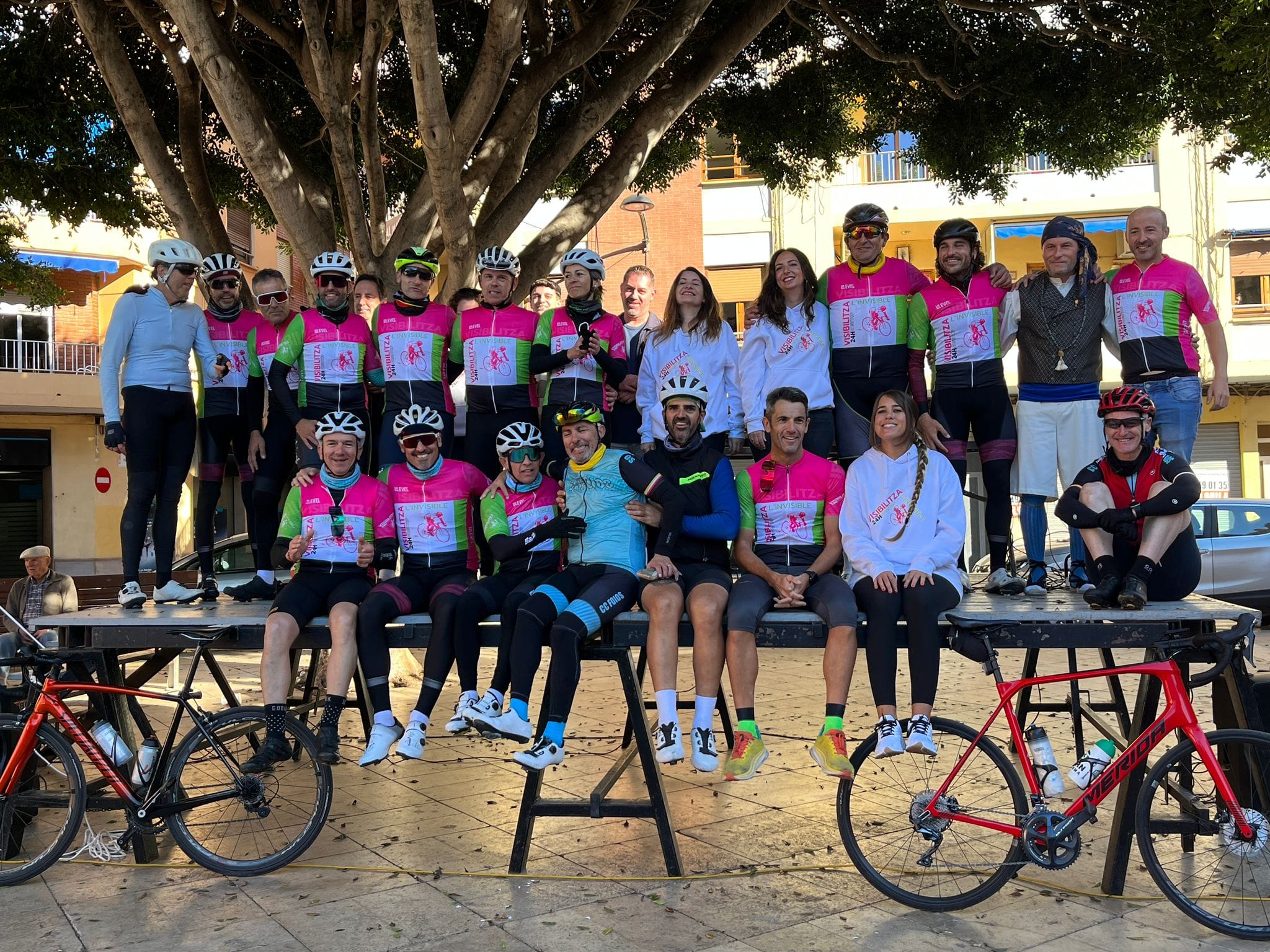 Grupo de ciclistas posando en Foios para la maratón de ELA