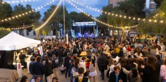 Multitud de personas disfrutando en el festival Nature Fest en Godella