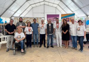 Participantes en la Gran Fira del Comerç de Paterna con camisetas del evento