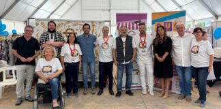 Participantes en la Gran Fira del Comerç de Paterna con camisetas del evento