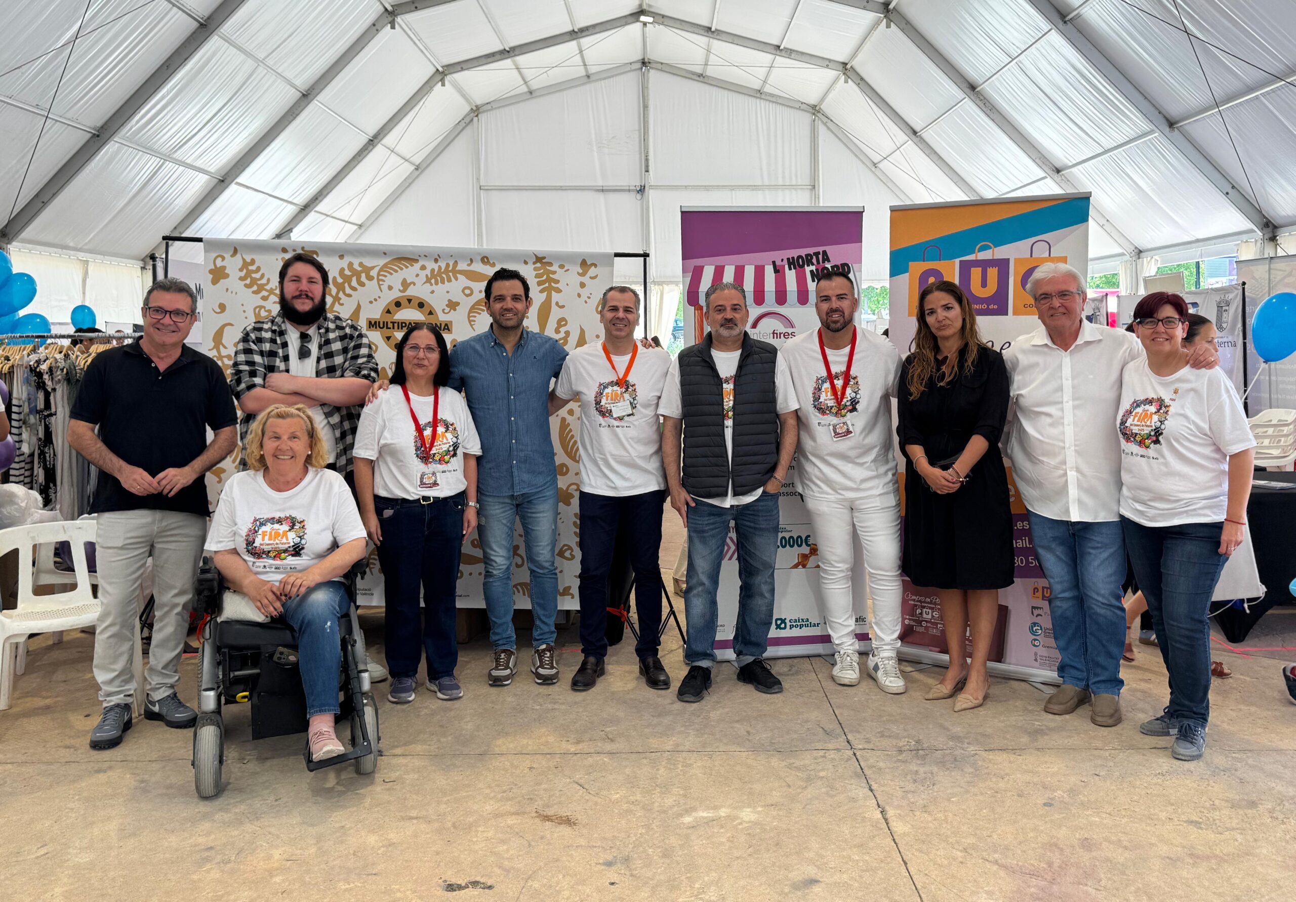 Participantes en la Gran Fira del Comerç de Paterna con camisetas del evento