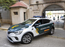 Vehículo de la Guardia Civil en movimiento durante una operación policial en Valencia