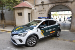Vehículo de la Guardia Civil en movimiento durante una operación policial en Valencia