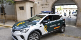 Vehículo de la Guardia Civil en movimiento durante una operación policial en Valencia