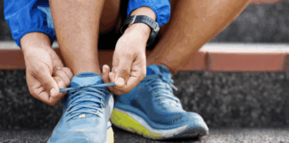 hombre-atando-cordones-zapatillas-deportivas