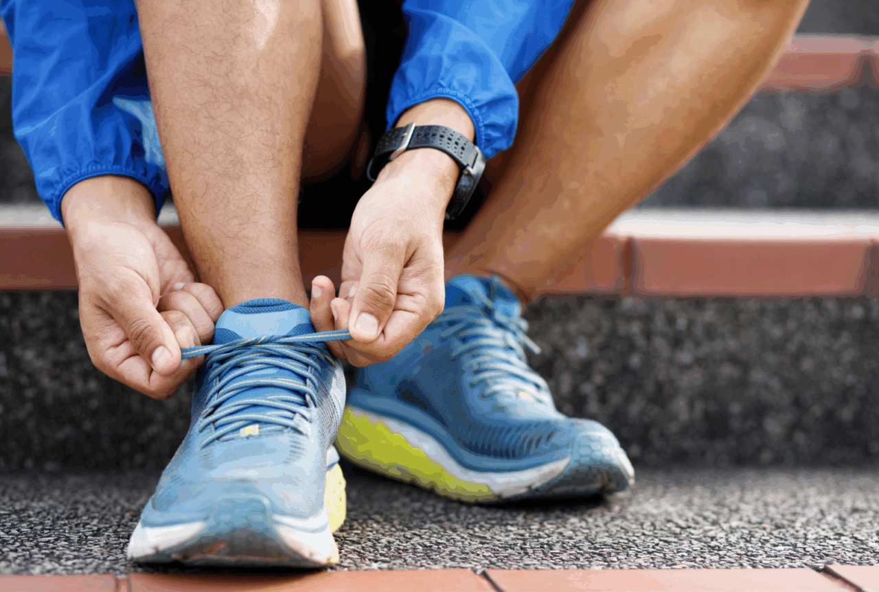 hombre-atando-cordones-zapatillas-deportivas