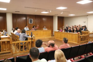 imagen-de-un-momento-de-la-sesion-plenaria-en-el-ayuntamiento-de-quart-de-poblet