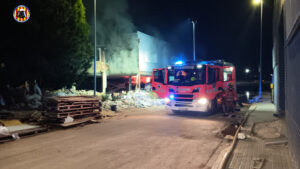 Bomberos trabajando en una nave incendiada en Torrent