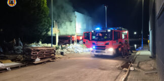 Bomberos trabajando en una nave incendiada en Torrent