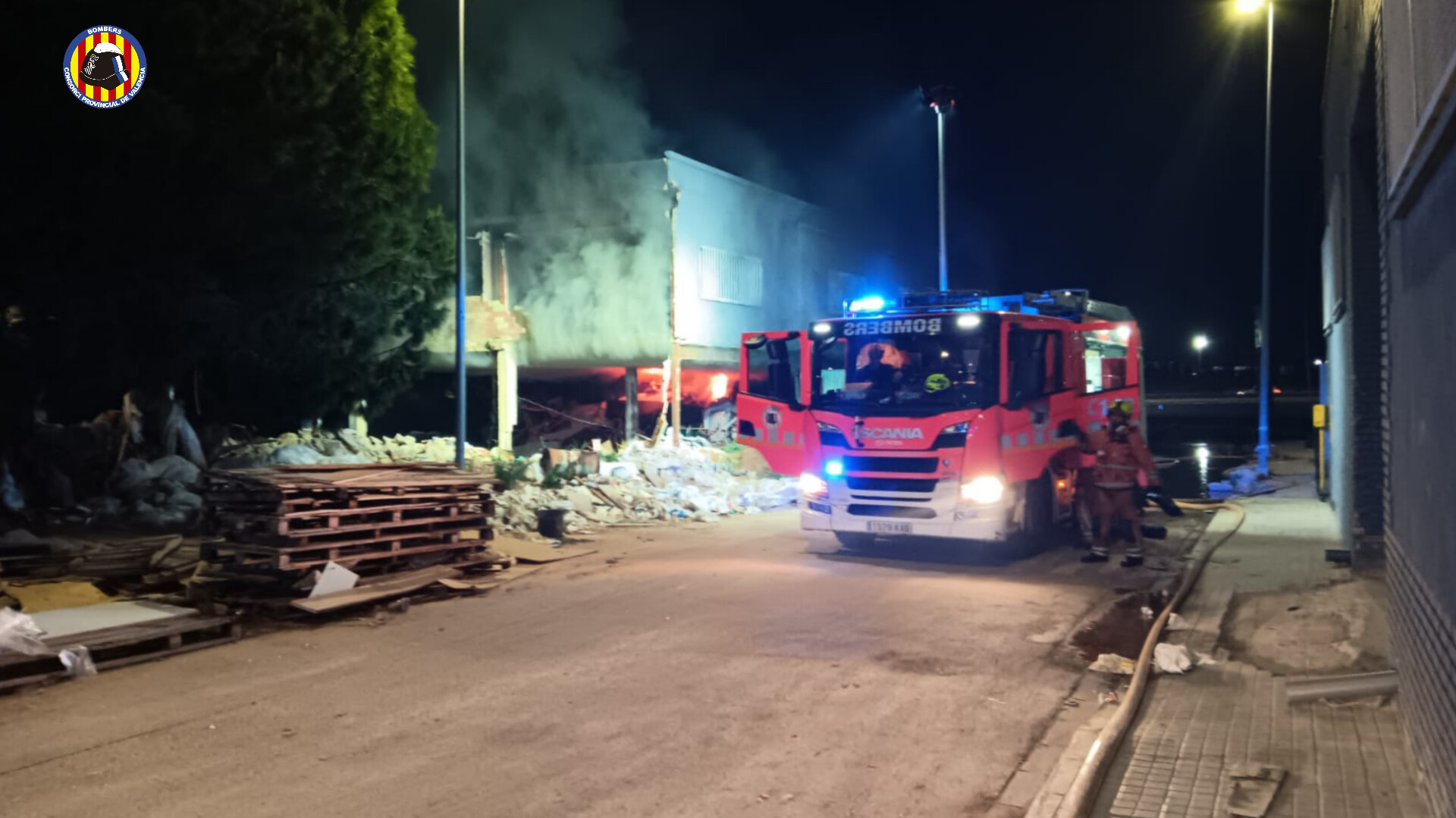 Bomberos trabajando en una nave incendiada en Torrent