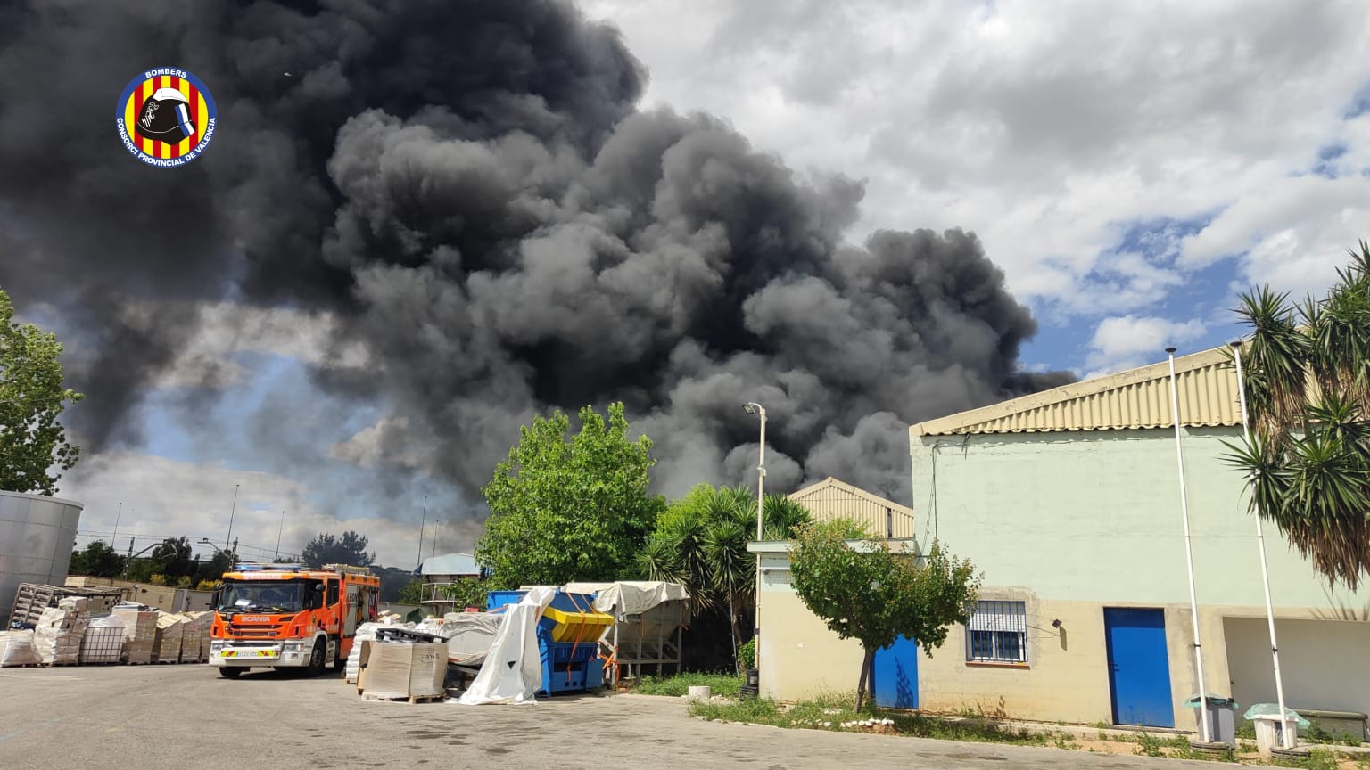 Incendio en una empresa de gestión de residuos en Silla con humo negro