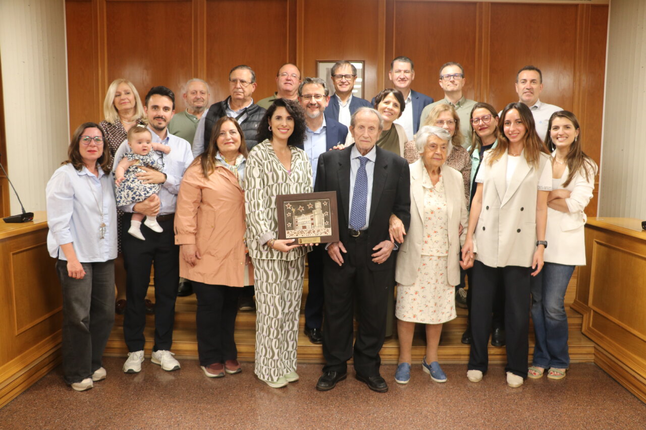 la-alcadesa-cristina-mora-junto-a-onofre-sanmartin-y-toda-su-familia-en-una-foto-de-grupo-tras-el-homenaje-en-el-salon-de-plenos
